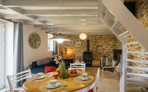 La Petite Iroise: Table, Meubles, Propriété, Chaise, Canapé, Bois, Éclairage, Design Intérieur, Sol, Sol