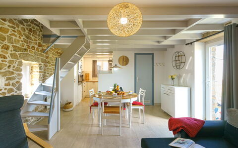 La Petite Iroise: Meubles, Propriété, Table, Chaise, Éclairage, Bois, Canapé, Sol, Décoration, Design Intérieur