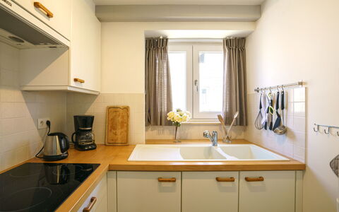 La Petite Iroise: Cabinetry, Evier, Évier, Propriété, Comptoir, Robinet, Luminaire Plomberie, Fenêtre, Bois, Design Intérieur