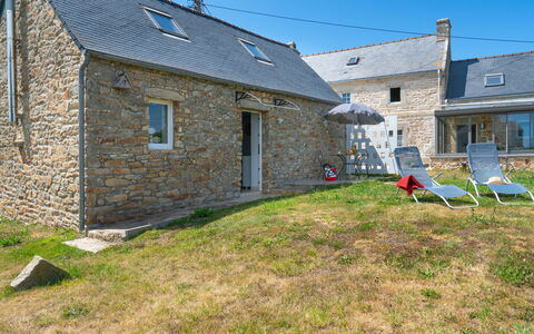 La Petite Iroise: Fenêtre, Ciel, Propriété, Bâtiment, Plante, Maison, Lot Terre, Herbe, Chalet, Pente