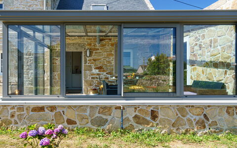 L'Iroise: Plante, Propriété, Fenêtre, Jour, Bâtiment, Fleur, Bois, Rectangle, Végétation, Ombre
