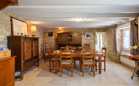 L'Iroise: Table, Meubles, Propriété, Cabinetry, Chaise, Bois, Cuisine, Design Intérieur, Bâtiment, Comptoir