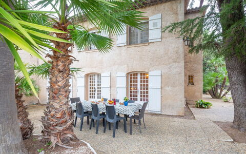 Le Bouisset: Nuage, Ciel, Bâtiment, Vaisselle, Bleu Azur, Plante, Chaise, Table, Condominium, Porche