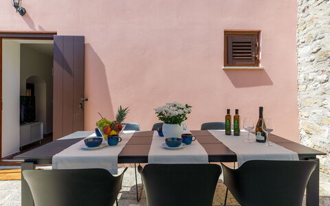 Negri: Nuage, Ciel, Bâtiment, Vaisselle, Bleu Azur, Plante, Chaise, Table, Condominium, Porche