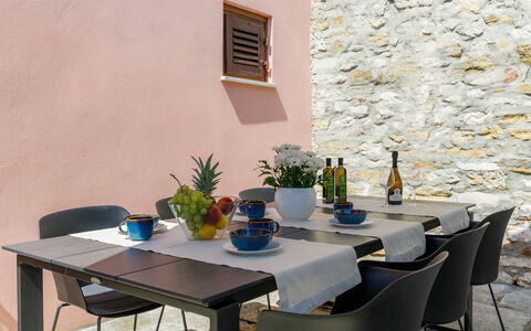 Negri: Nuage, Ciel, Bâtiment, Vaisselle, Bleu Azur, Plante, Chaise, Table, Condominium, Porche