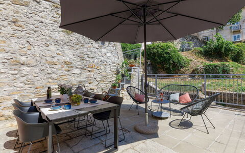 Negri: Nuage, Ciel, Bâtiment, Vaisselle, Bleu Azur, Plante, Chaise, Table, Condominium, Porche