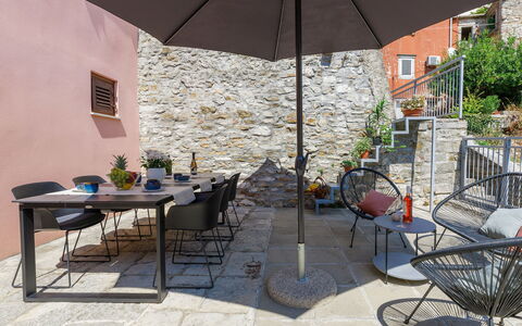 Negri: Nuage, Ciel, Bâtiment, Vaisselle, Bleu Azur, Plante, Chaise, Table, Condominium, Porche