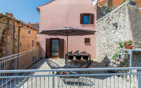 Negri: Nuage, Ciel, Bâtiment, Vaisselle, Bleu Azur, Plante, Chaise, Table, Condominium, Porche
