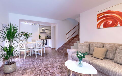 Negri: Nuage, Ciel, Bâtiment, Vaisselle, Bleu Azur, Plante, Chaise, Table, Condominium, Porche
