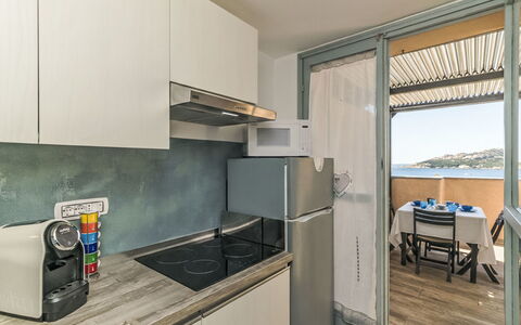 Baia Blu: Appartement, Principaux Appliance, Cuisine, Tache De Bois, Dur, Cabinetry, Aluminium, Balcon, Comptoir, Appareil De Cuisine