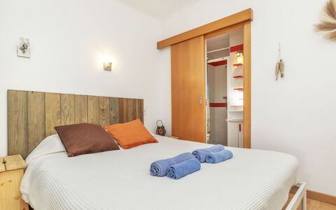 Miramar Salions: Meubles, Lit, Design Intérieur, Chambre, Mur, Literie, Drap De Lit, Sol, Bois, Sol