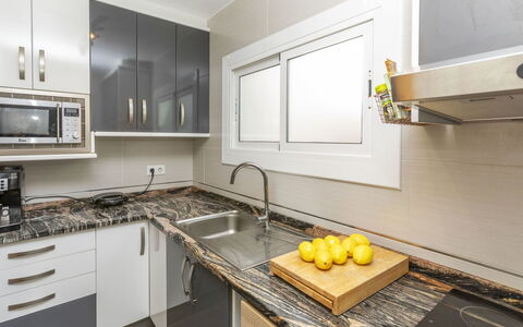 Miramar Salions: Cuisine, Comptoir, Appareil De Cuisine, Cabinetry, Principaux Appliance, Bois, Sol, Design Intérieur, Le Fourneau, Cuisinière