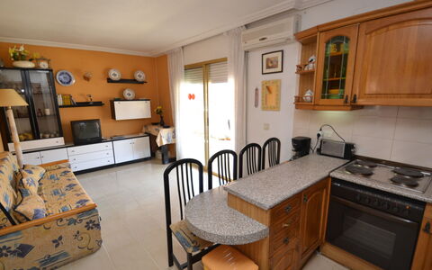 Albeniz: Meubles, Cabinetry, Propriété, Cadre, Table, Cuisine, Bois, Design Intérieur, Tiroir, Éclairage