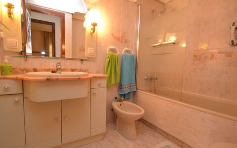 Albeniz: Miroir, Marron, Luminaire Plomberie, Propriété, Robinet, Évier, Salle De Bains, Lavabo, Violet, Éclairage