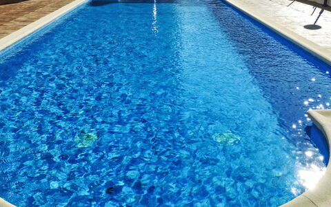 Albeniz: Bleu, Piscine, Composite, Caractéristique De L'Eau, Loisir, Recours, Tuile, Arrière-Cour