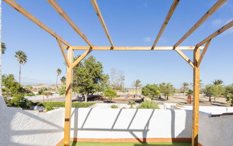 Silvia: Ombre, Jardin, Aménagement Paysager, Tache De Bois, Pergola, Structure En Plein Air, Eco Hôtel, Dur, Daylighting, Lumber