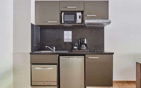 Chamonix 610: Meubles, Cuisine, Appareil De Cuisine, Principaux Appliance, Evier, Comptoir, Design Intérieur, Cabinetry, Électroménager, Évier