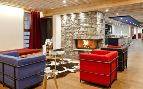 Châtel 800: Design Intérieur, Sol, Bois, Meubles, Sol, Plafond, Éclairage, Salon, Pièce, Canapé