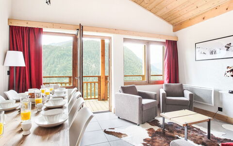Châtel 800: Design Intérieur, Meubles, Plafond, Dur, Chaise, Tache De Bois, Salon, Parquet, Hôtel