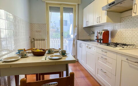Letizia: Appareil De Cuisine, Cuisine, Principaux Appliance, Comptoir, Sol, Design Intérieur, Bois, Meubles, Cabinetry, Électroménager