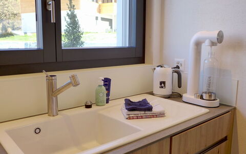 Greenview: Robinet, Évier, Plante, Propriété, Photographier, Luminaire Plomberie, Cabinetry, Fenêtre, Lavabo, Armoire De Toilette