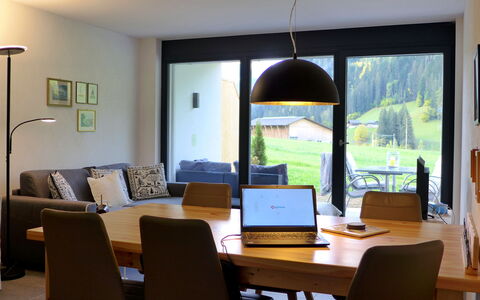 Greenview: Table, Meubles, Propriété, Bâtiment, Fenêtre, Plante D'Appartement, Chaise, Bois