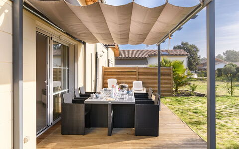 Lamanchs: Ciel, Nuage, Table, Bois, Design Intérieur, Ombre, Sol, Sol, Arbre, Plante