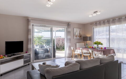 Lamanchs: Propriété, Canapé, Meubles, Confort, Salon, Design Intérieur, Plante D'Appartement, Table, Bois, Plante