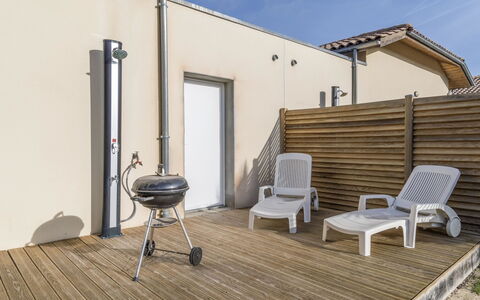 Lamanchs: Propriété, Meubles, Ciel, Bâtiment, Fenêtre, Bois, Design Intérieur, Ombre, Plante, Sol