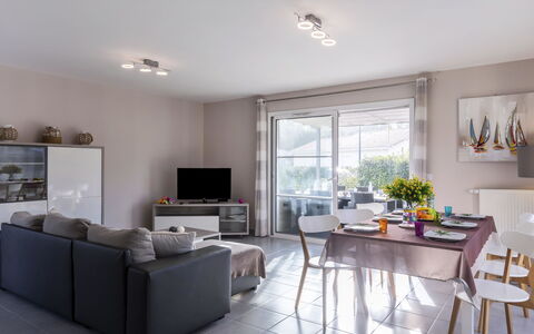 Lamanchs: Meubles, Table, Propriété, Cadre, Design Intérieur, Chaise, Plante D'Appartement, Bois, Sol