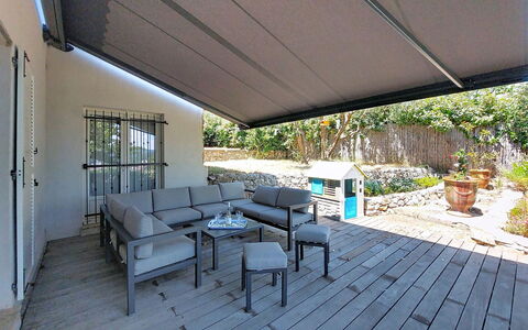 Les Eaux Claires: Herbe, Domicile, Lot Terre, Jardin, Couverture De Sol, Porte, Siding, Ferme, Batiments Jardin