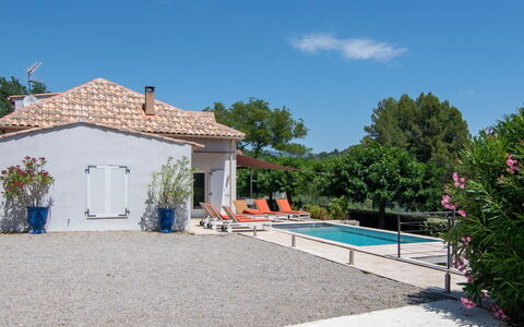 Les Eaux Claires: Ciel, Plante, Meubles, Communauté Des Plantes, Table, Paysage Naturel, Chaise, Lot Terre, Mobilier De Jardin, Arbre