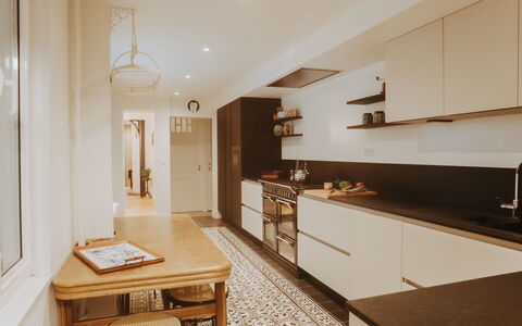 Historical and Spacious Villa Anaïs: Cabinetry, Meubles, Propriété, Comptoir, Table, Bâtiment, Évier, Bois, Cuisine, Chaise
