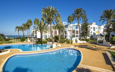 Dénia 664: L'Eau, Bâtiment, Ciel, Propriété, Piscine, Fenêtre, Bleu Azur, Plante, Design Intérieur, Condominium