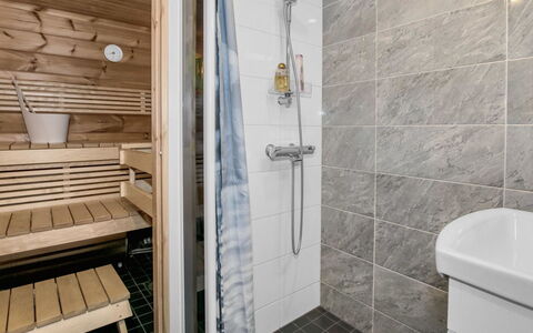 Adeli Holiday Cottage Ellivuori: Meubles, Domicile, Porte, Chaise, Mobilier De Jardin, Table Cuisine Et Salle A Manger, Tableau De Plein Air, Ombre, Cour, Peindre