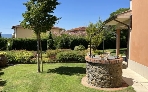 Villino Setteponti: Plante, Ciel, Bâtiment, Arbre, Lot Terre, Herbe, Maison, Arbuste, Paysage, Zone Résidentielle