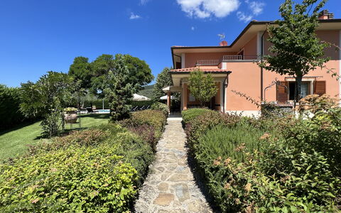 Villino Setteponti: Ciel, Plante, Nuage, Propriété, Bâtiment, Fenêtre, Arbre, Lot Terre, Architecture, Maison