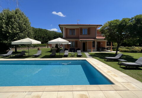 Villino Setteponti: Plante, Ciel, Propriété, L'Eau, Piscine, Bâtiment, Bleu Azur, Ombre, Nuage, Herbe