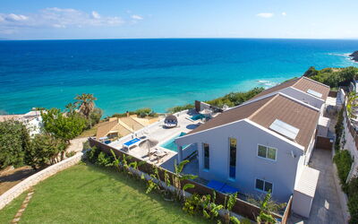 Bouka Villas: L'Eau, Ciel, Plante, Nuage, Bâtiment, Propriété, Fenêtre, Bleu, Bleu Azur, Maison