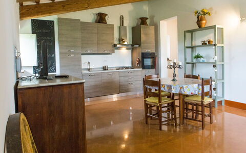 Villa Tavernacce: Comptoir, Propriété, Cabinetry, Table, Meubles, Bois, Cuisine, Design Intérieur, Appareil De Cuisine, Chaise