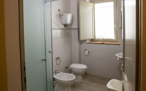 Villa Tavernacce: Propriété, Luminaire Plomberie, Fenêtre, Bâtiment, Salle De Bains, Violet, Siège De Toilette, Design Intérieur, Toilette