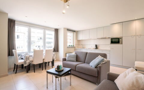 Blankenberge 810: Canapé, Meubles, Propriété, Table, Cadre, Fenêtre, Confort, Éclairage, Bâtiment, Design Intérieur