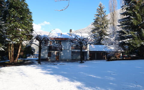 Le Verger: Ciel, Nuage, Plante, Bâtiment, Fenêtre, Arbre, Maison, Lot Terre, Chalet, Herbe