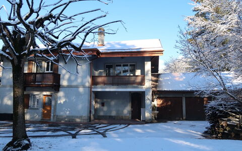 Le Verger: Ciel, Nuage, Plante, Bâtiment, Fenêtre, Arbre, Maison, Lot Terre, Chalet, Herbe