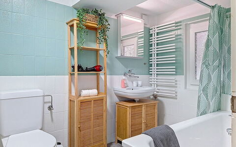 Bieri-Haus: Salle De Bains, Luminaire Plomberie, Toilette, Design Intérieur, Siège De Toilette, Armoire De Toilette, Évier, Sol, Lavabo, Robinet