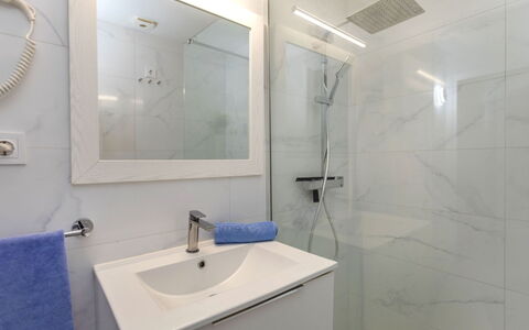 Jazz: Sol, Luminaire Plomberie, Sol, Design Intérieur, Lavabo, Salle De Bains, Robinet, Évier, Miroir, Plomberie