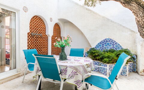 Los Abuelos: Meubles, Plante, Propriété, Table, Bâtiment, Chaise, Bleu Azur, Design Intérieur, Mobilier De Jardin, Décoration