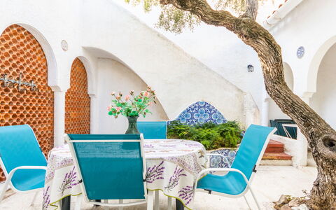 Los Abuelos: Table, Plante, Meubles, Bâtiment, Chaise, Bleu Azur, Mobilier De Jardin, Fleur, Pot De Fleur, Design Intérieur