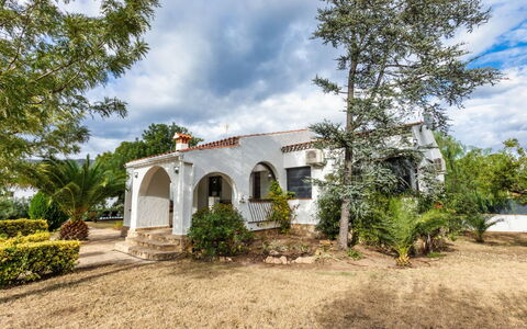 Villa Gaia: Ciel, Bâtiment, Plante, Fenêtre, Arbre, Design Urbain, Zone Résidentielle, Asphalte, Roue, Surface De La Route