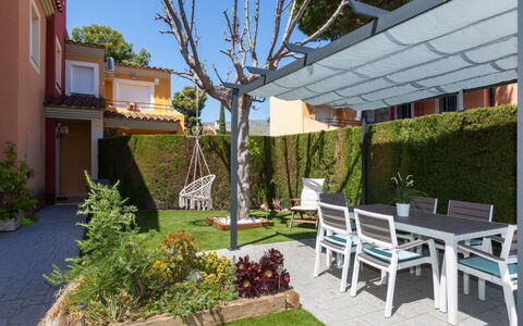 Villa Verdi 11: Plante, Bâtiment, Ciel, Arbre, Ombre, Design Intérieur, Table, Herbe, Fenêtre, Design Urbain